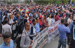 सोमवार पनि शिक्षकहरु काठमाडौंकै सडकमा (फोटो फिचर)